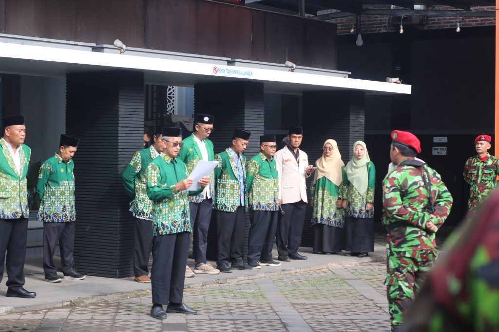 Seluruh Staf Eksekutif Lazismu Pati Turut Ramaikan Apel dan Jalan Santai dalam Rangka Milad Muhammadiyah ke-113 di Lingkungan PDM Pati